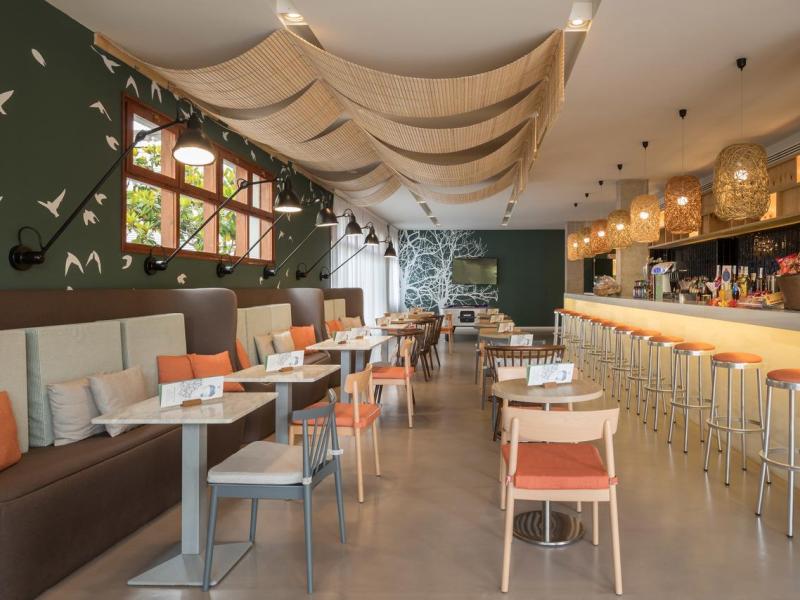 Aqua Hotel Bertran Park