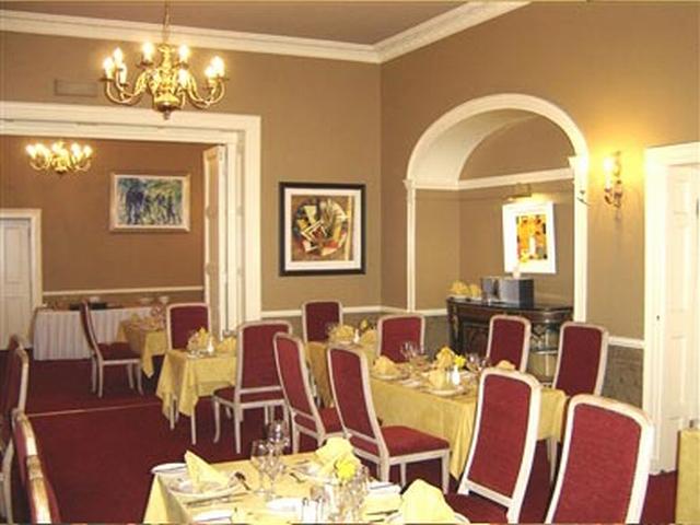 Castle Oaks House Hotel