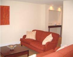 Castle Oaks House Hotel