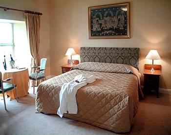 Castle Oaks House Hotel