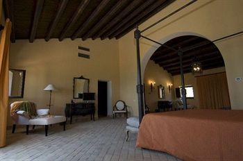 Falconara Charming House & Resort