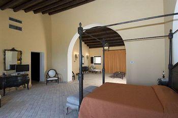 Falconara Charming House & Resort