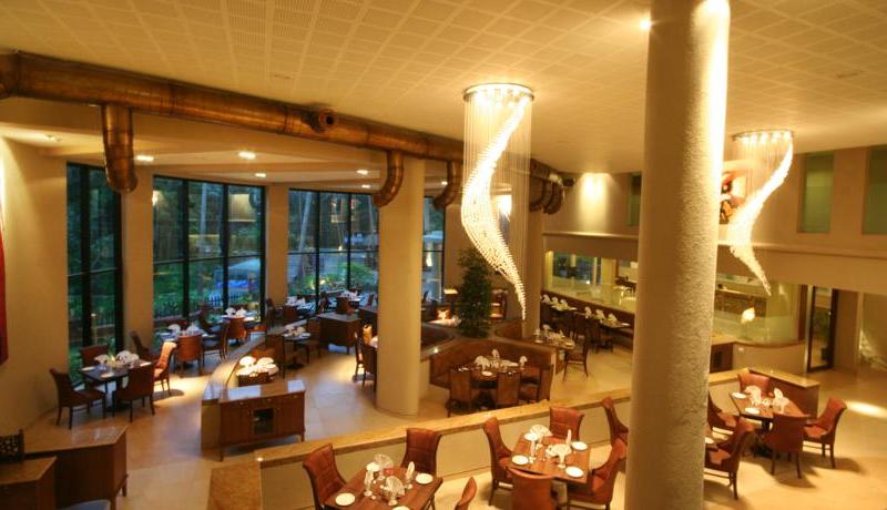 Neelams - The Glitz Hotel