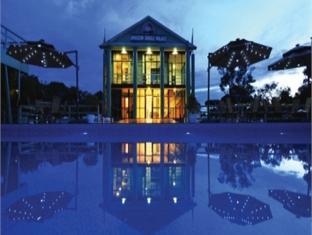 Amazon Jungle Palace