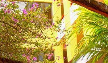 Suites Colonial Hotel