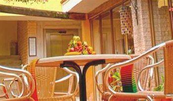 Suites Colonial Hotel