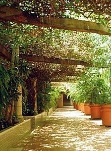 Suites Colonial Hotel