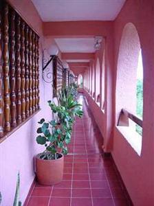 Suites Colonial Hotel