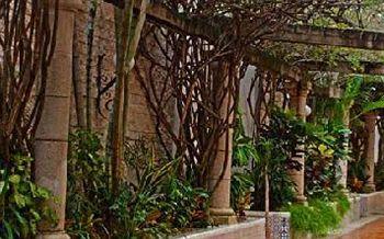 Suites Colonial Hotel