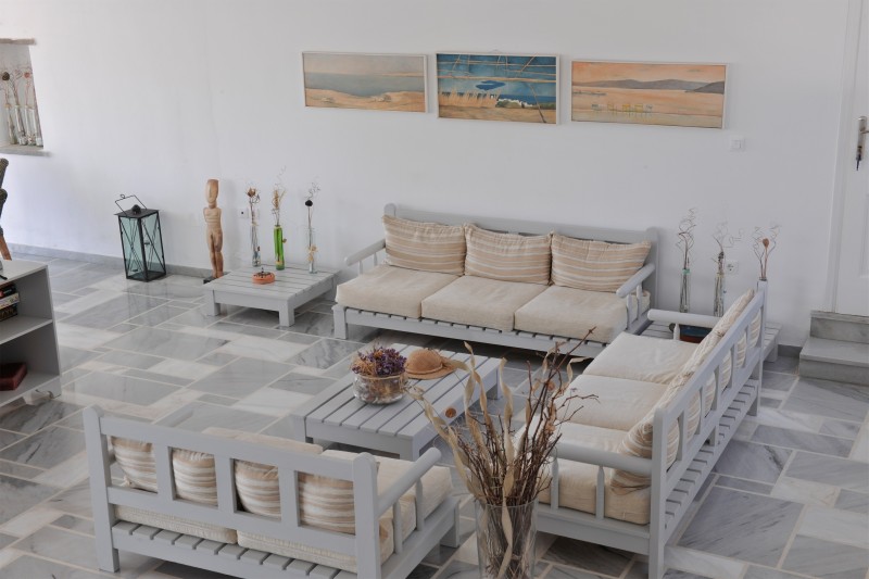 Akrotiri Hotel