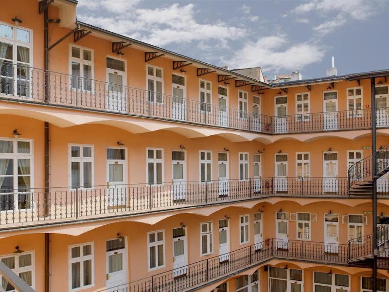 Ariston & Ariston Patio