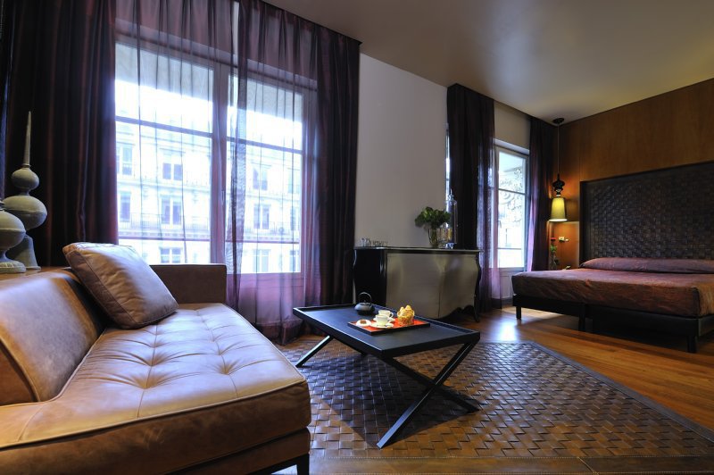 Hotel Banke Opera Autograph Collection