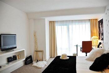 H Hotel