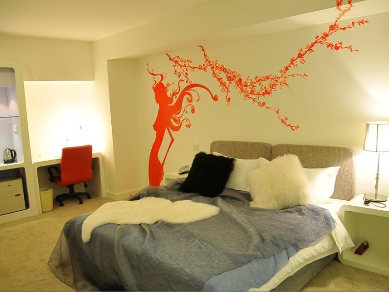H Hotel