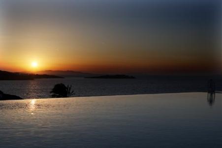 Bill & Coo Suites And Lounge