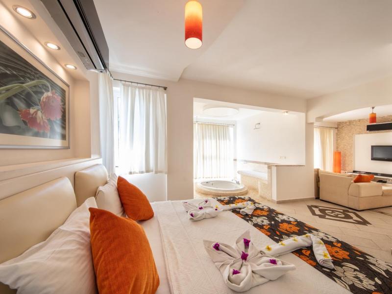 Golden Life Heights Deluxe Suite