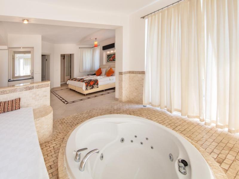 Golden Life Heights Deluxe Suite