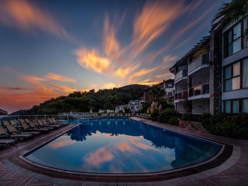 Golden Life Heights Deluxe Suite