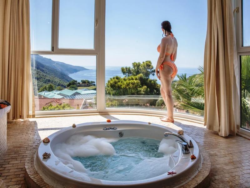 Golden Life Heights Deluxe Suite