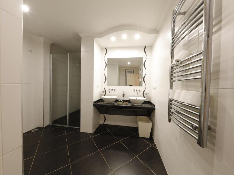 Golden Life Heights Deluxe Suite