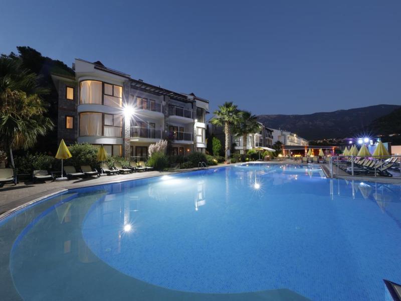 Golden Life Heights Deluxe Suite