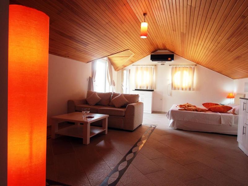 Golden Life Heights Deluxe Suite