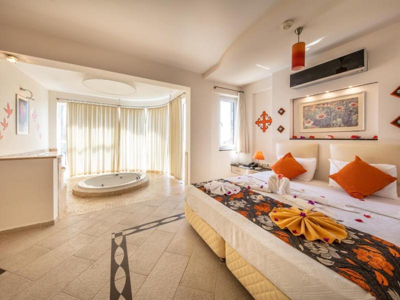 Golden Life Heights Deluxe Suite