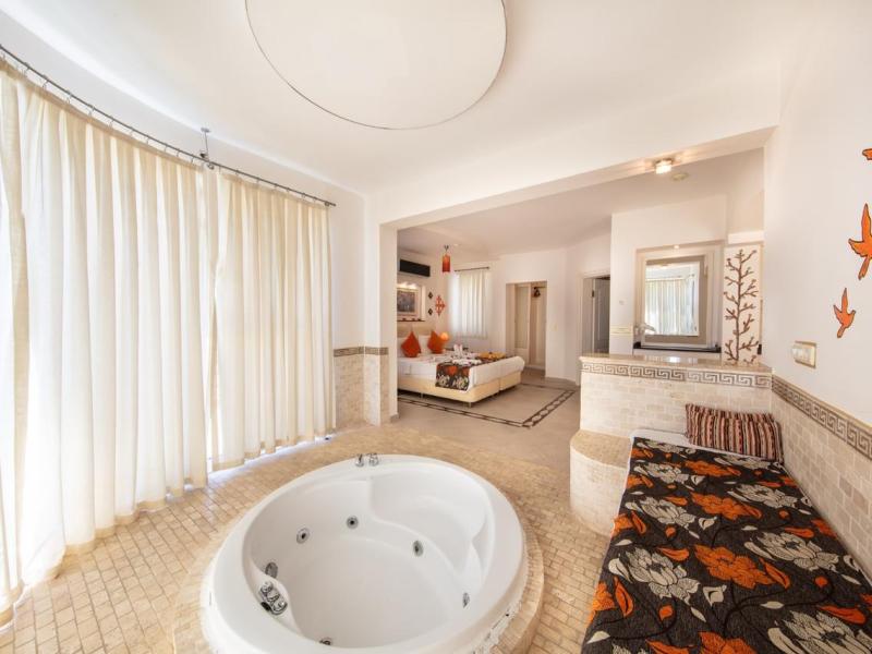 Golden Life Heights Deluxe Suite