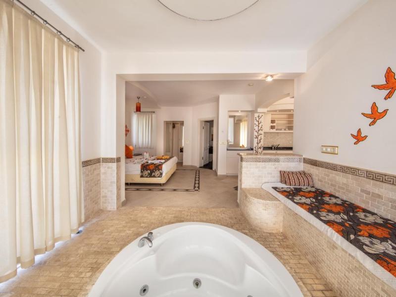 Golden Life Heights Deluxe Suite