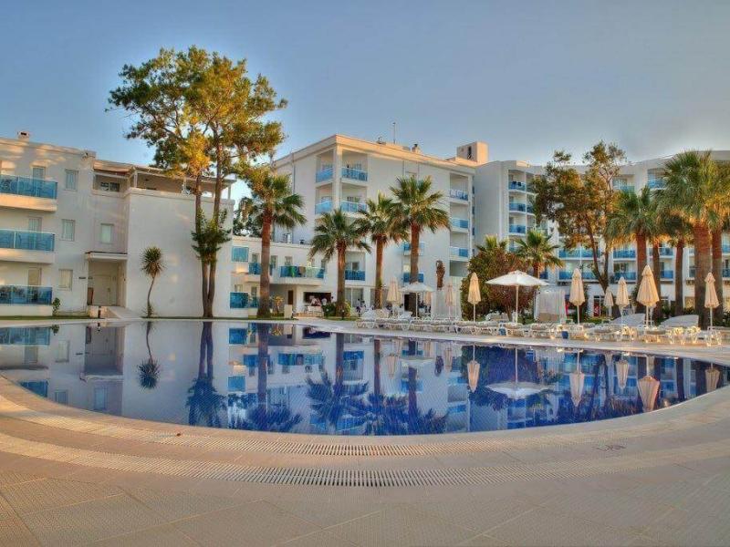 Le Bleu Hotel & Resort