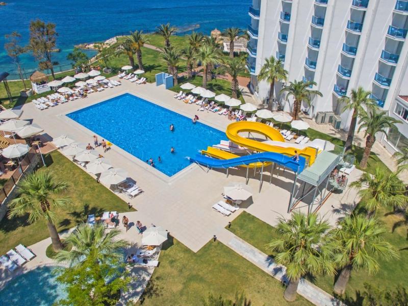 Le Bleu Hotel & Resort