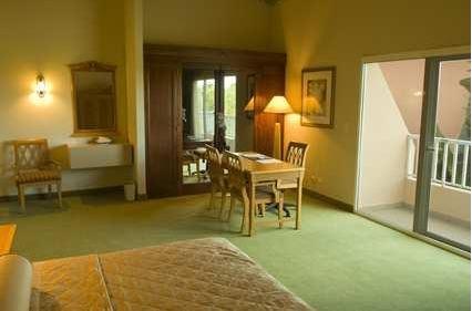 Embassy Suites Los Marlins Hotel & Golf Resort