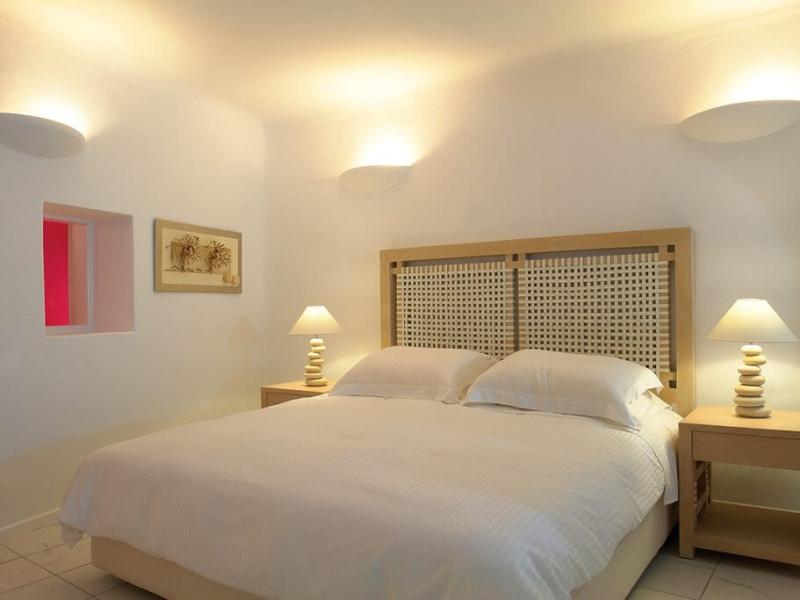 White Santorini Suites & Spa