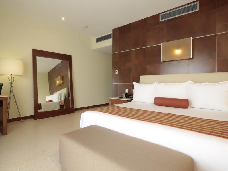 Krystal Urban Cancun Centro