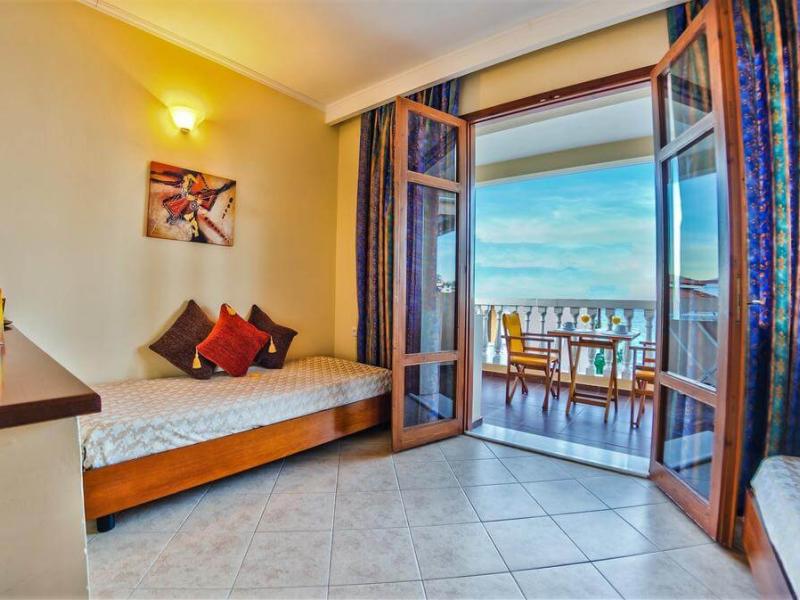 Loukas Studio & Apartments