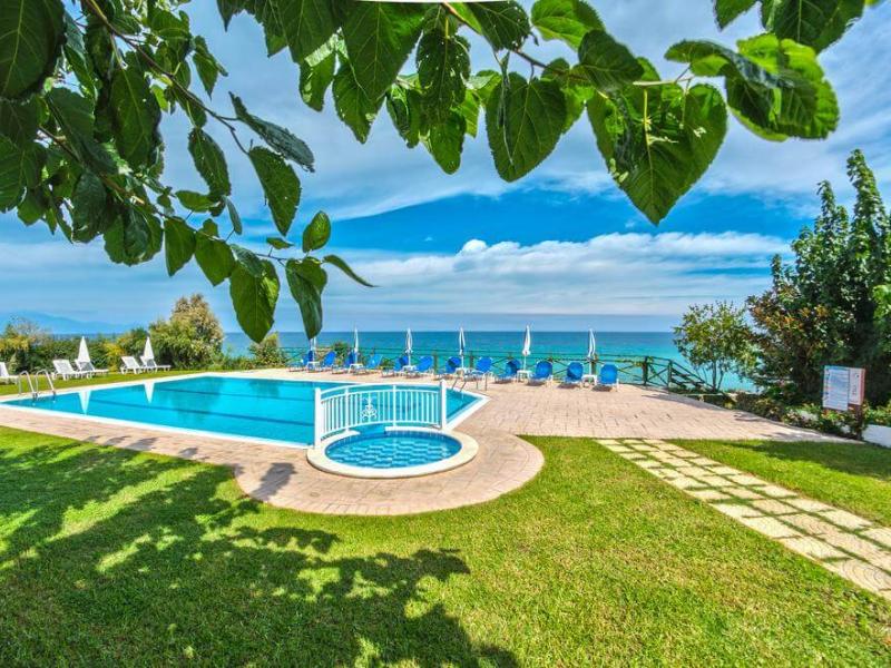 Loukas Studio & Apartments