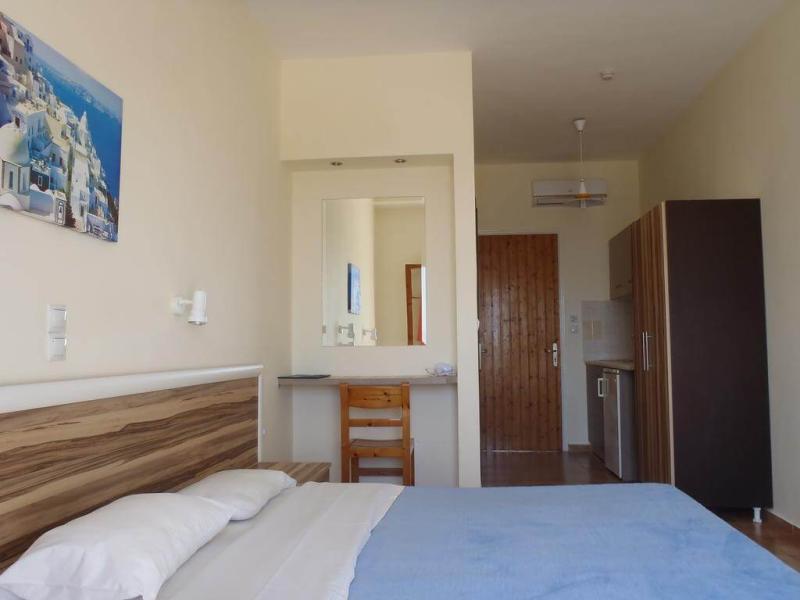 Loukas Studio & Apartments