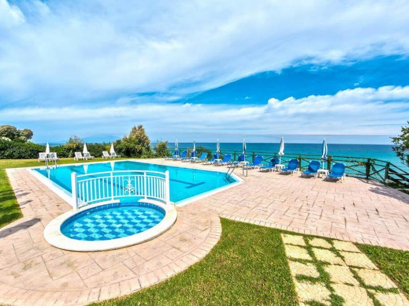 Loukas Studio & Apartments