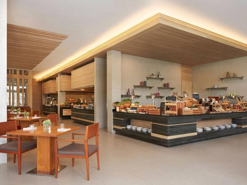 Le Meridien Phuket Mai Khao Beach Resort