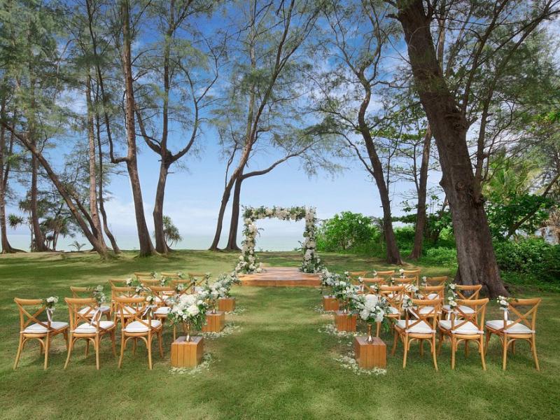 Le Meridien Phuket Mai Khao Beach Resort