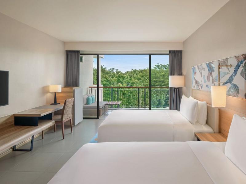 Le Meridien Phuket Mai Khao Beach Resort