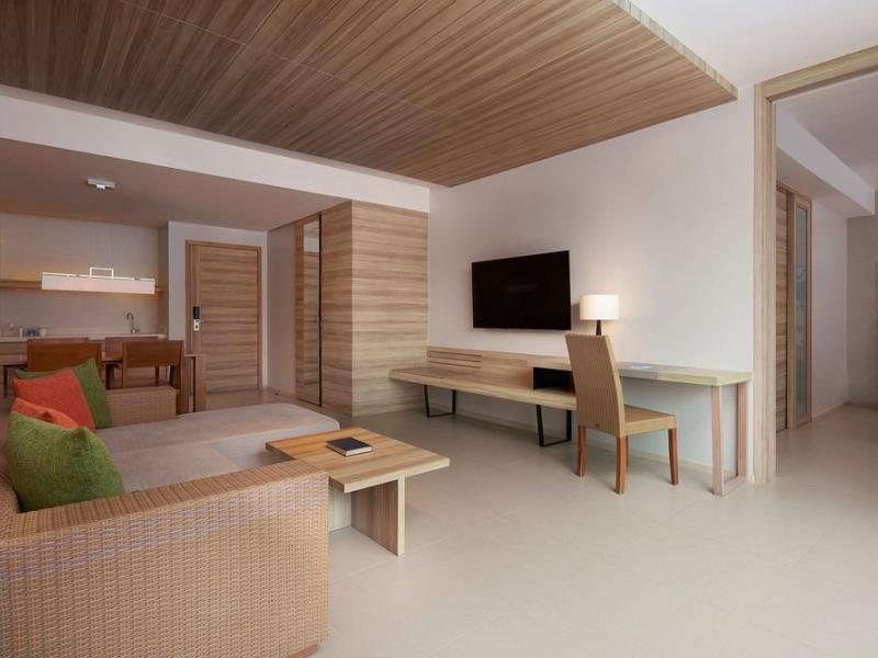 Le Meridien Phuket Mai Khao Beach Resort