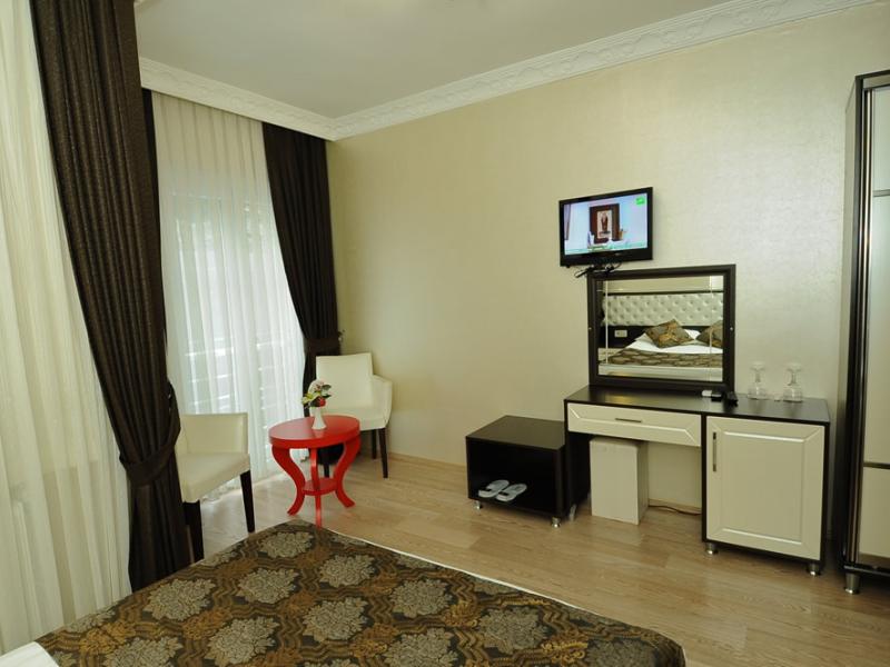 Hotel Broken Column