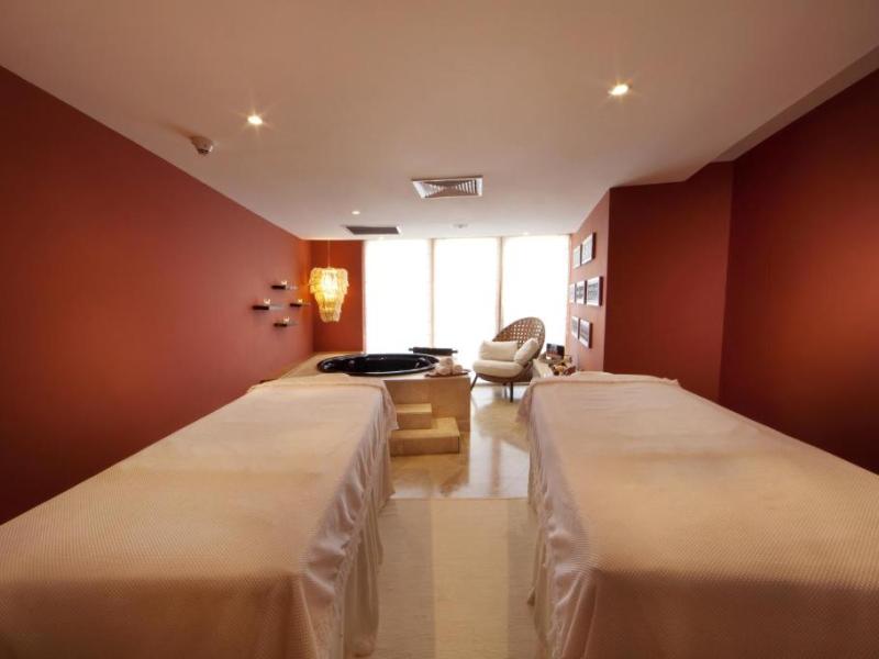 The Bannister Hotel & Yacht Club