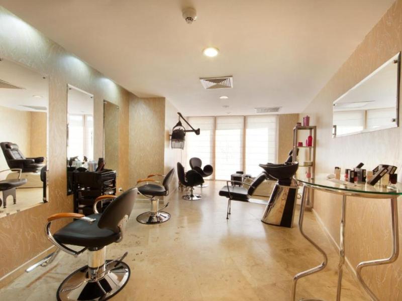 The Bannister Hotel & Yacht Club