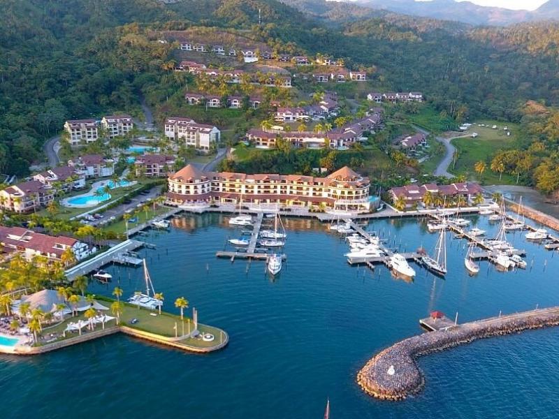 The Bannister Hotel & Yacht Club