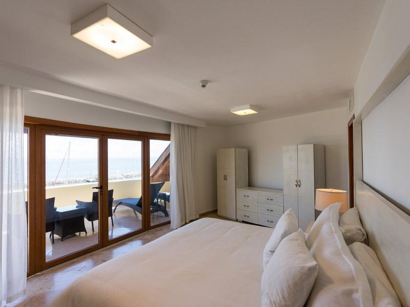 The Bannister Hotel & Yacht Club