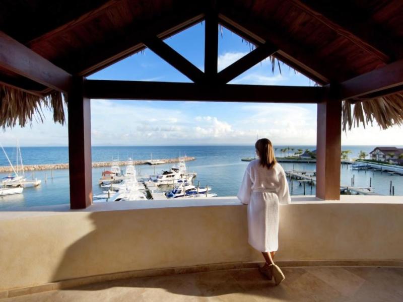 The Bannister Hotel & Yacht Club