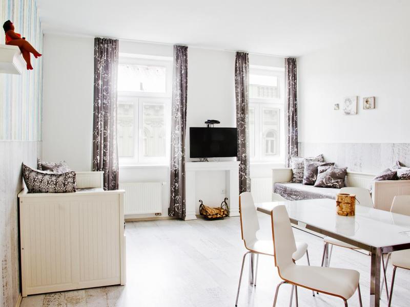 Royal Court Legerova