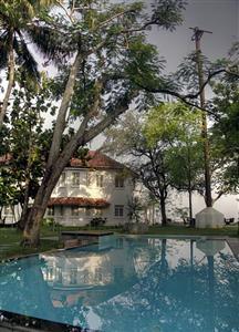 Old Lighthouse Bristow Hotel